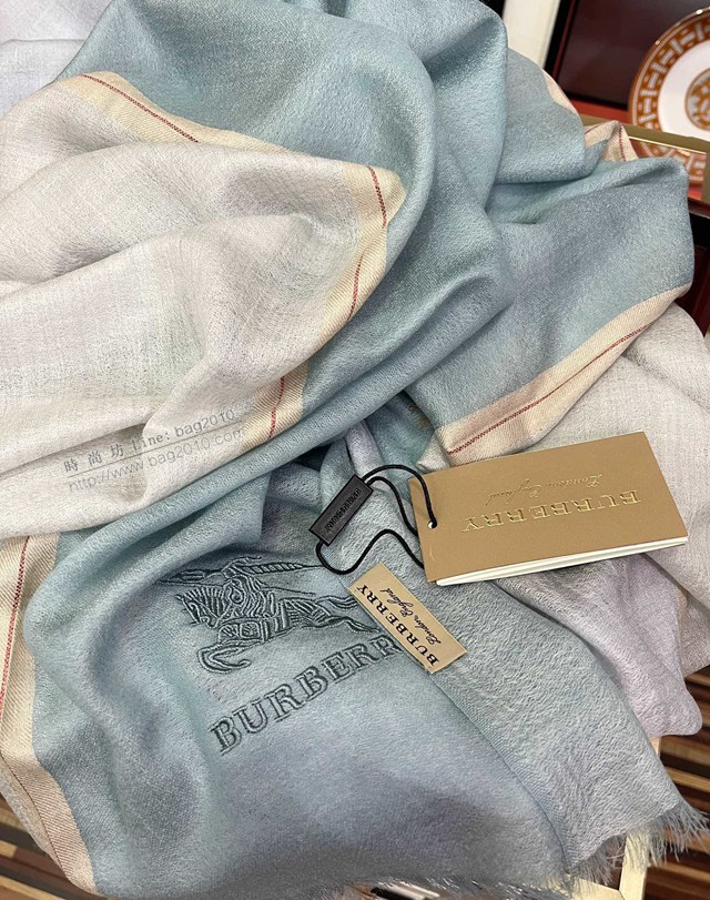 Burberry女士羊絨圍巾披肩 巴寶莉2021新款經典格圍巾  mmj1205
